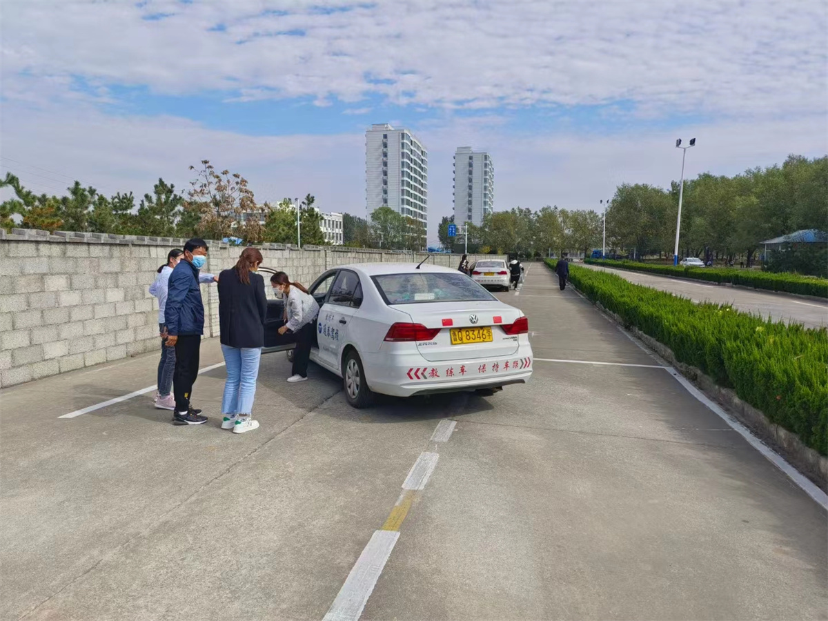 驾校训练场地